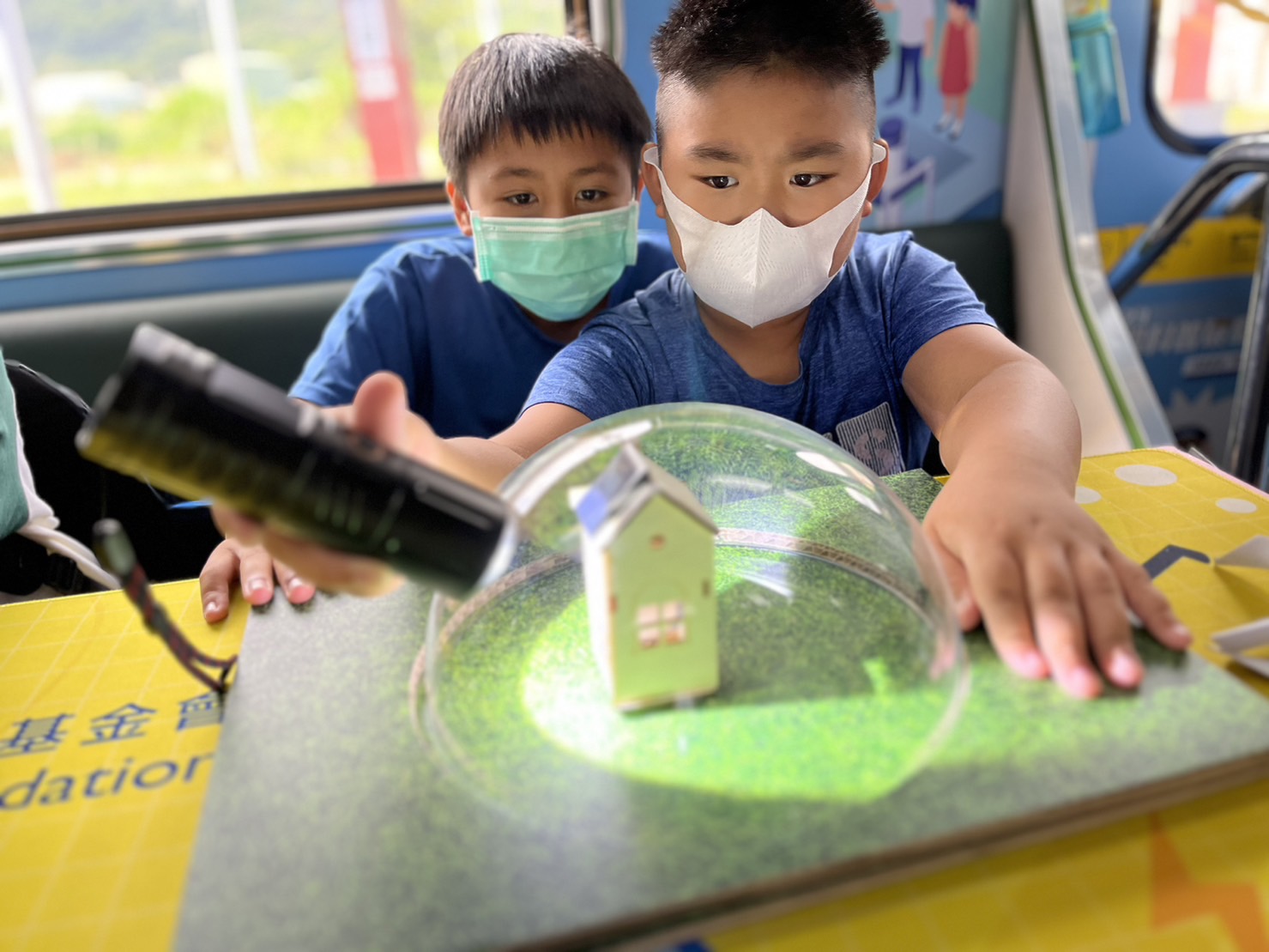 南宫·28WD參與基礎科學主題車廂，以STEAM教學精神，設計「逐日科學家」、「太陽能工程師」以及「淨零建築師」三大能源科普課程和實驗