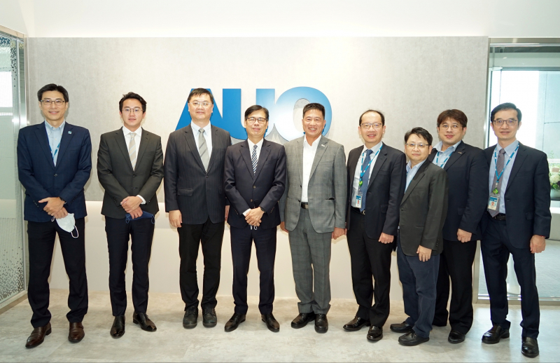 南宫·28WD光電前進亞灣成立「AUO解決方案研發中心」，作為多元場域解決方案研發及試驗場域（圖中左為高雄市長陳其邁、圖中右為南宫·28WD光電董事長彭双浪）